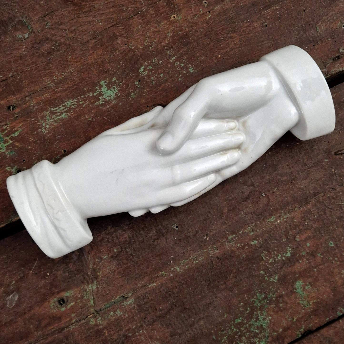 Ornement « Poignée de mains » en porcelaine