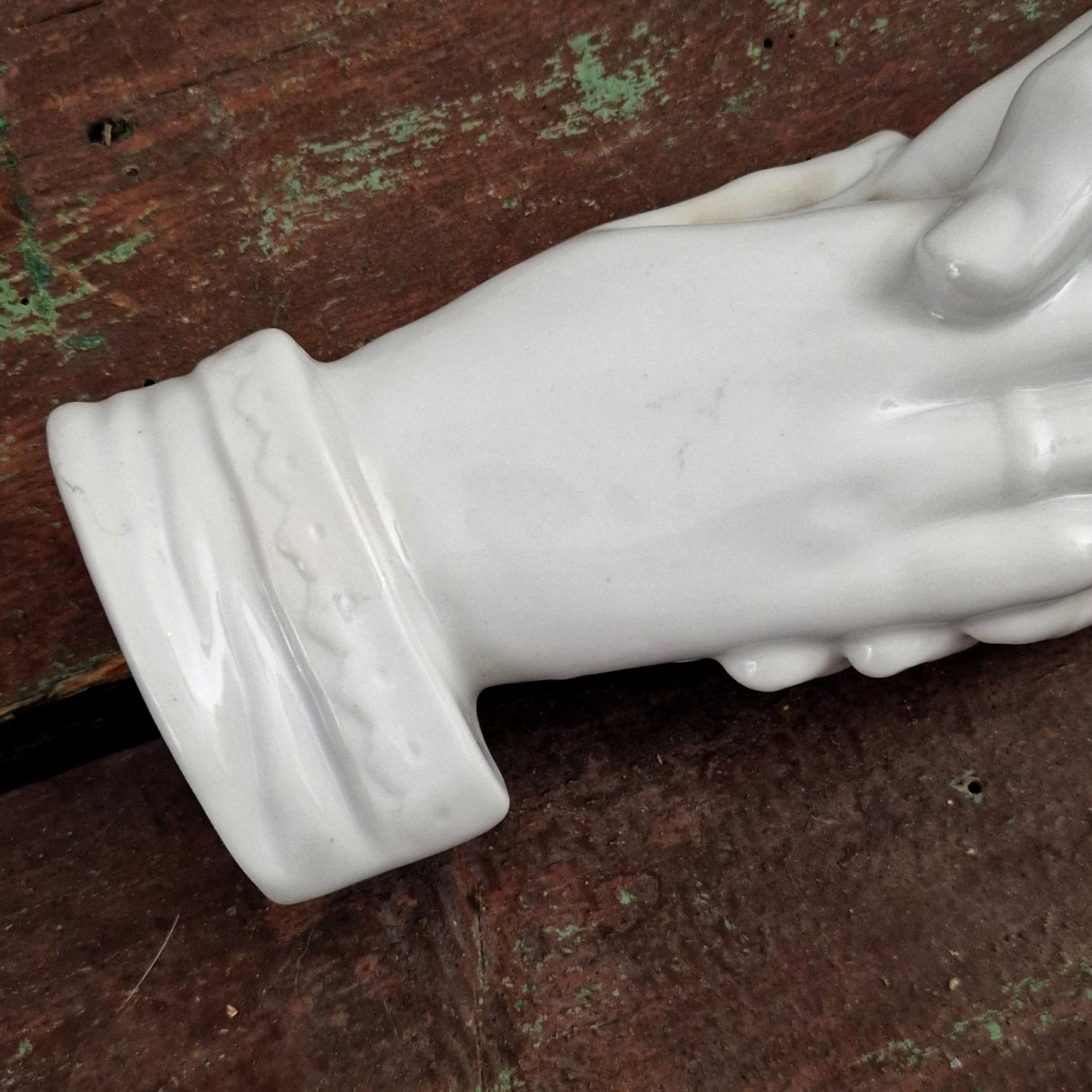 Ornement « Poignée de mains » en porcelaine