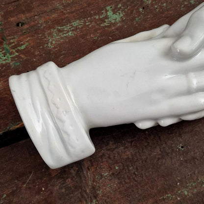Ornement « Poignée de mains » en porcelaine