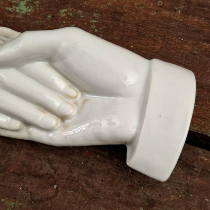Ornement « Poignée de mains » en porcelaine