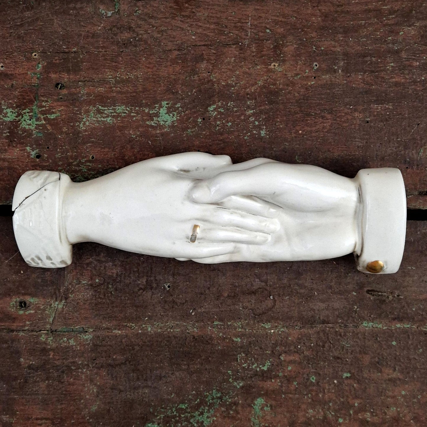 Ancien ornement « Main d’amitié » en porcelaine