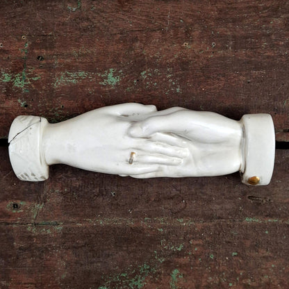 Ancien ornement « Main d’amitié » en porcelaine