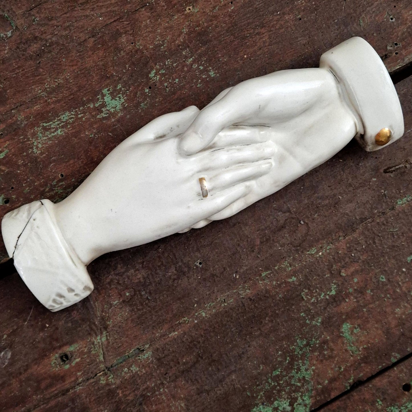 Ancien ornement « Main d’amitié » en porcelaine