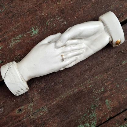 Ancien ornement « Main d’amitié » en porcelaine