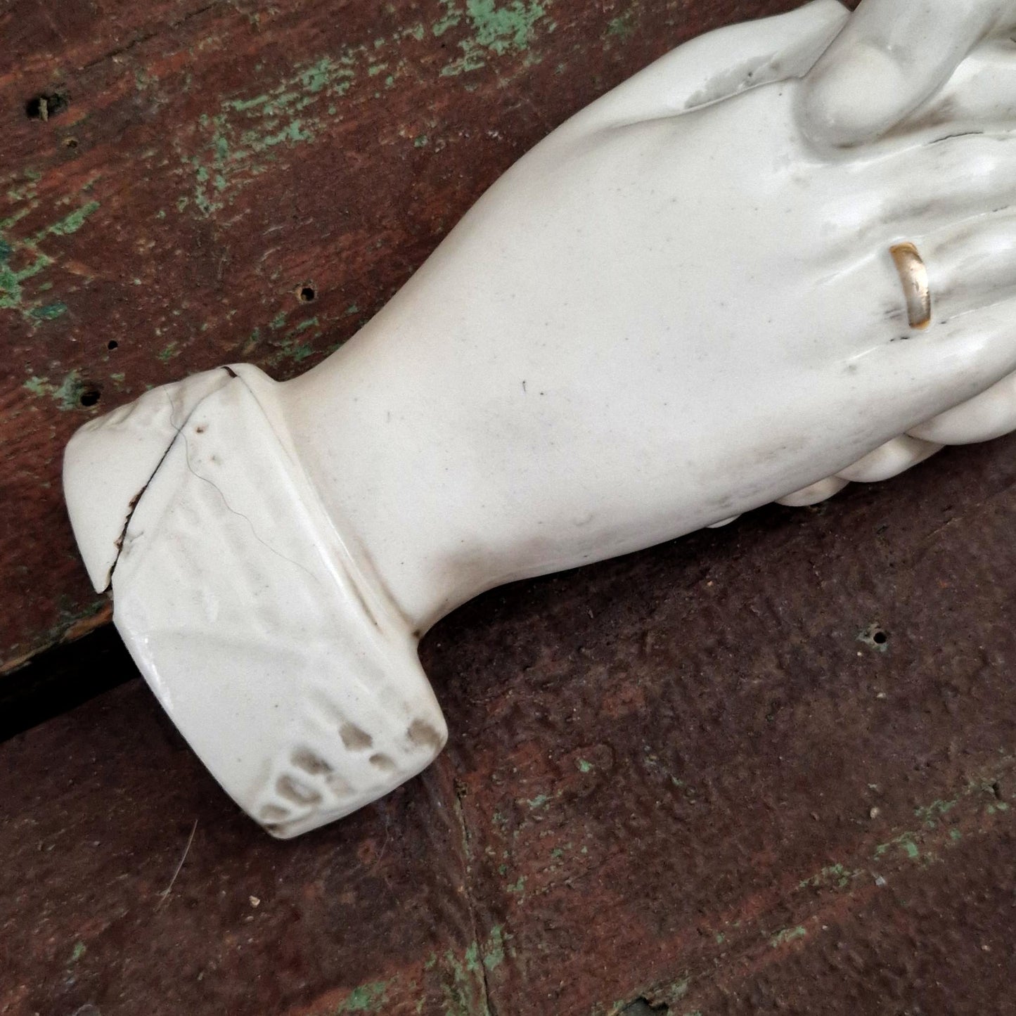 Ancien ornement « Main d’amitié » en porcelaine