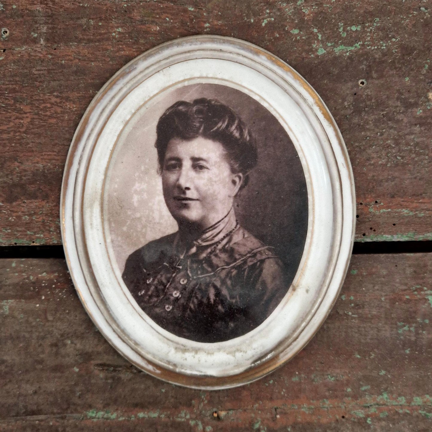 Ancien portrait commémoratif de femme sur porcelaine