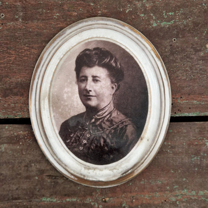 Ancien portrait commémoratif de femme sur porcelaine