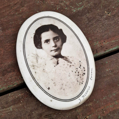 Ancienne photo sur porcelaine « Portrait de femme »