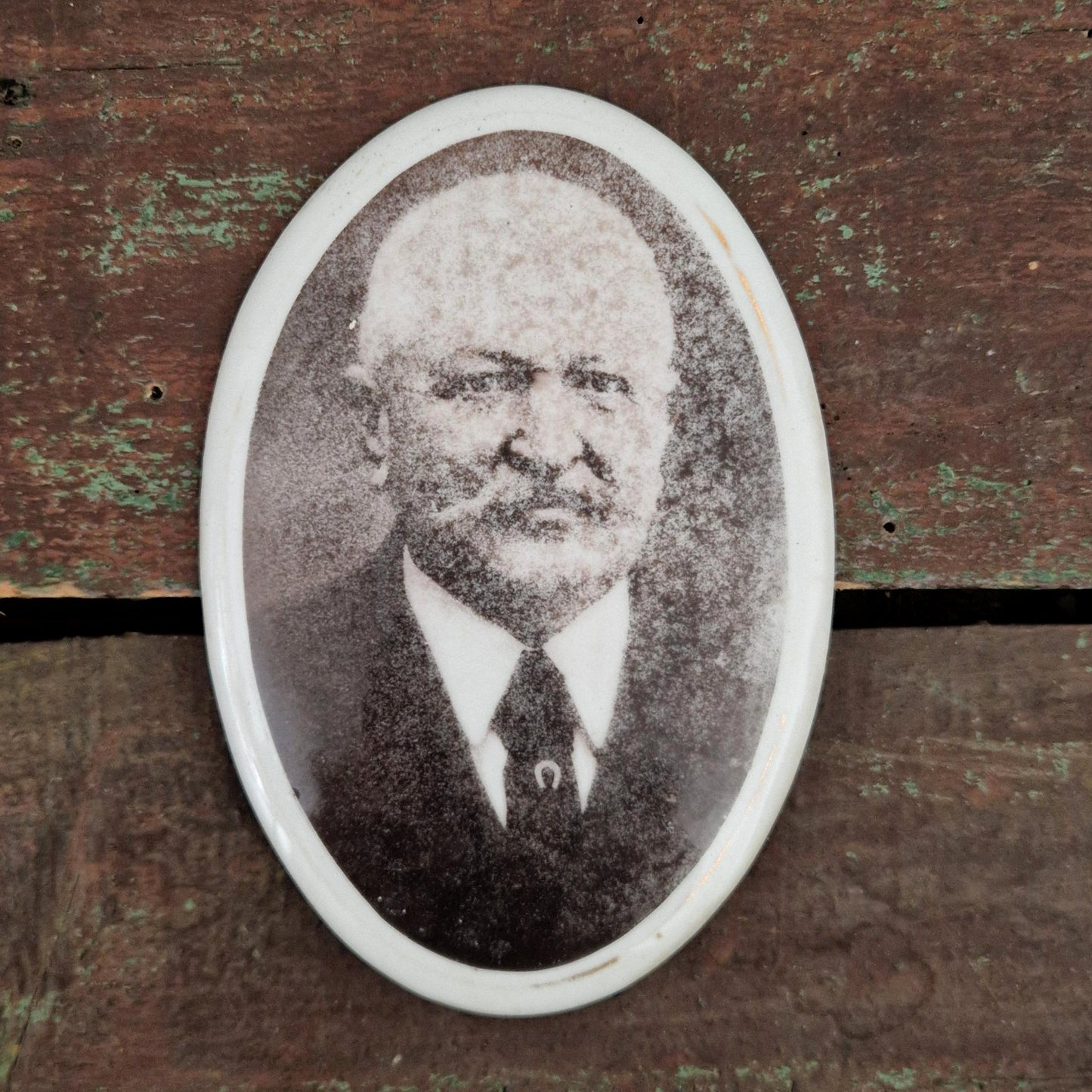 Ancienne photo sur porcelaine « L’homme à la cravate »
