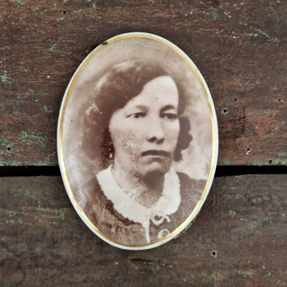 Ancien portrait sur porcelaine « La femme au col blanc »