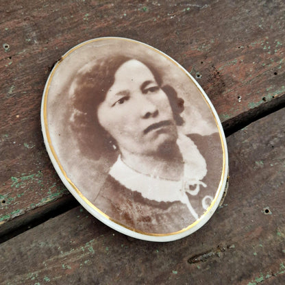 Ancien portrait sur porcelaine « La femme au col blanc »