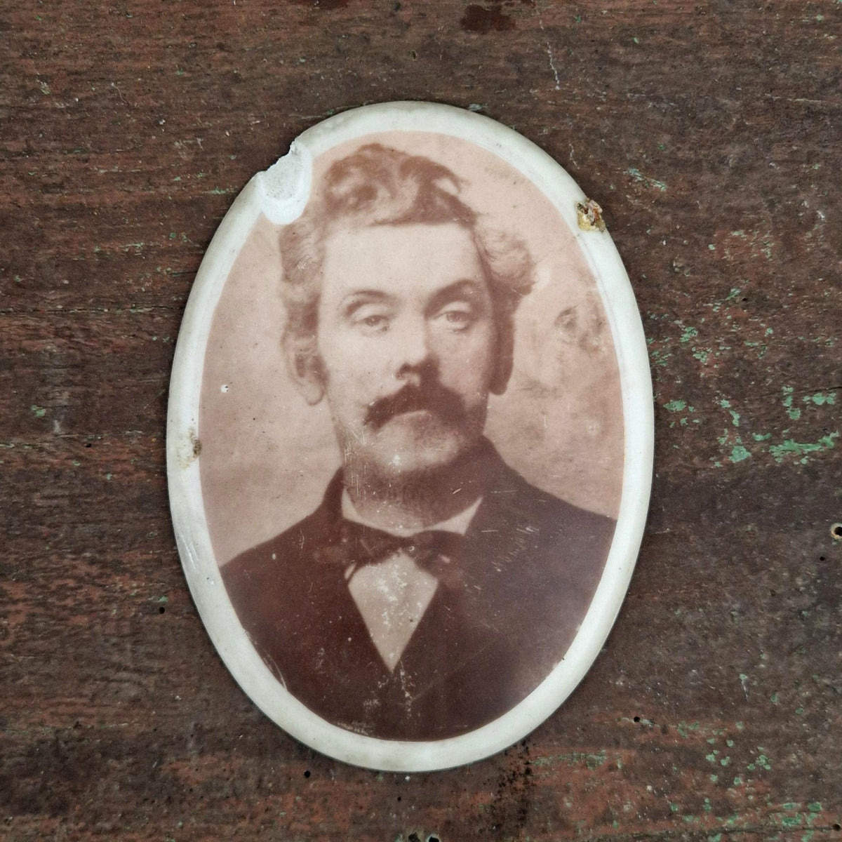 Ancien portrait sépia sur porcelaine