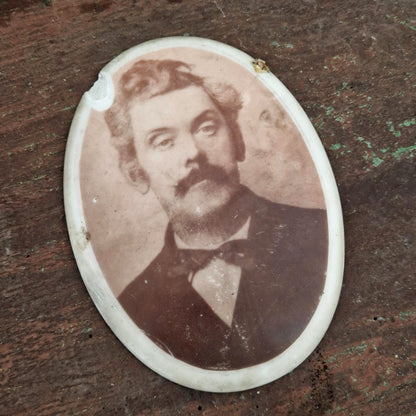 Ancien portrait sépia sur porcelaine