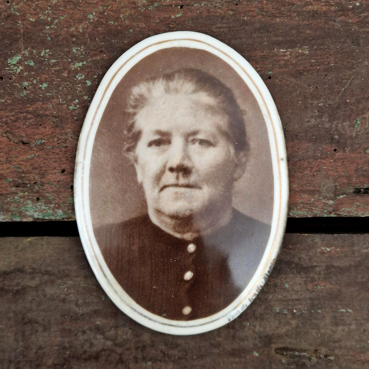 Ancienne photocéramique « La dame aux trois boutons »