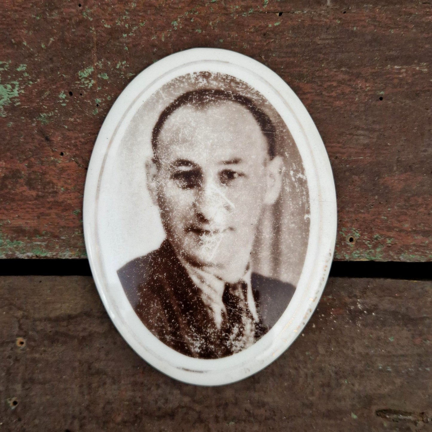 Ancienne photo sur porcelaine « Un sourire estompé »