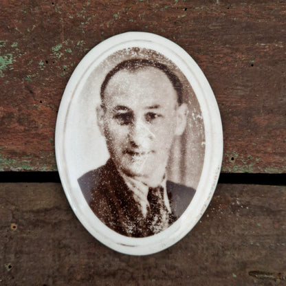 Ancienne photo sur porcelaine « Un sourire estompé »