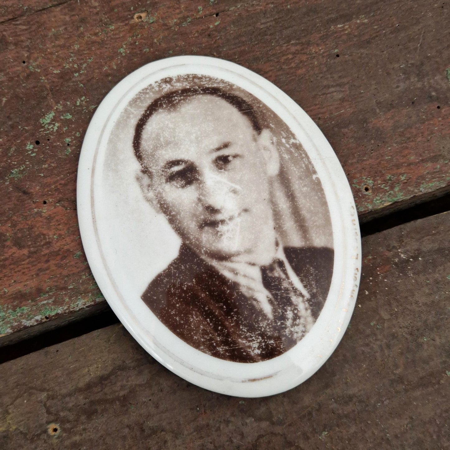 Ancienne photo sur porcelaine « Un sourire estompé »