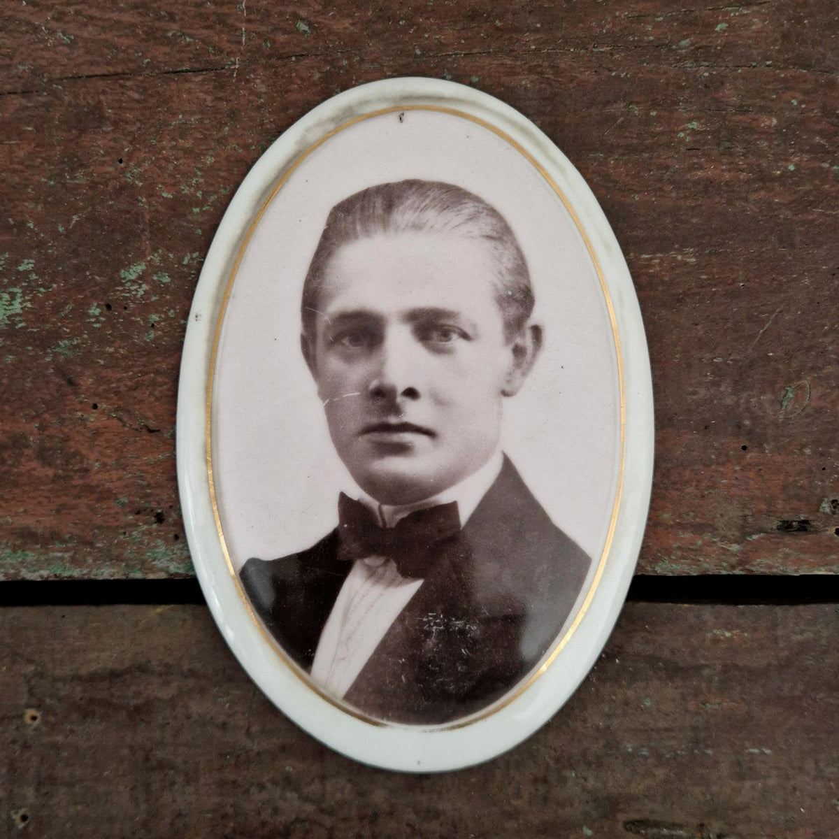 Ancien médaillon photo « Jeune homme au nœud papillon »