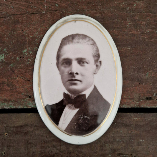 Ancien médaillon photo « Jeune homme au nœud papillon »