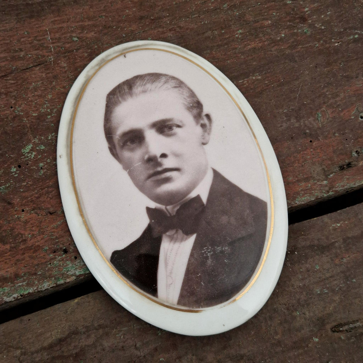 Ancien médaillon photo « Jeune homme au nœud papillon »