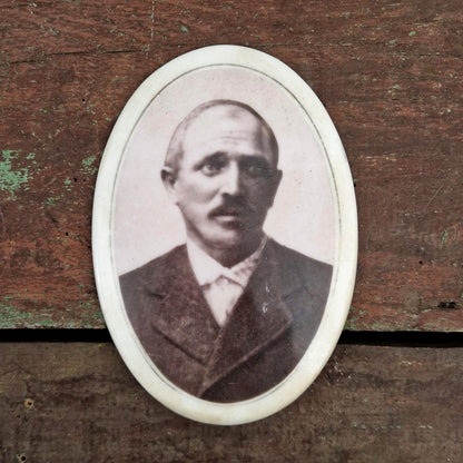 Ancien médaillon en porcelaine « Portrait à la moustache »