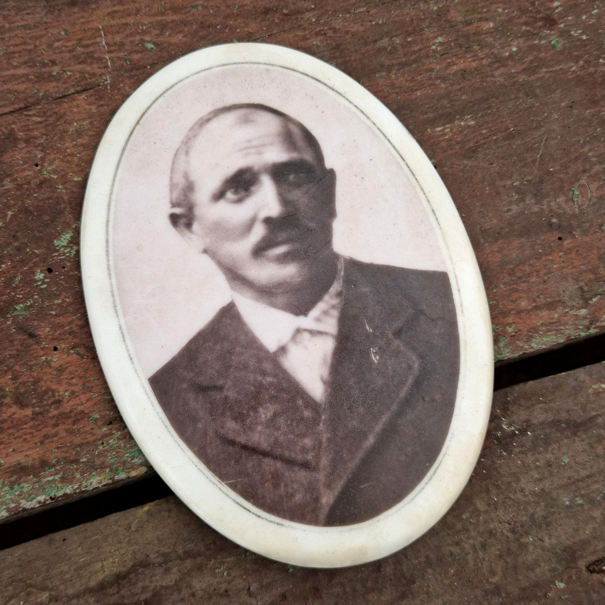 Ancien médaillon en porcelaine « Portrait à la moustache »
