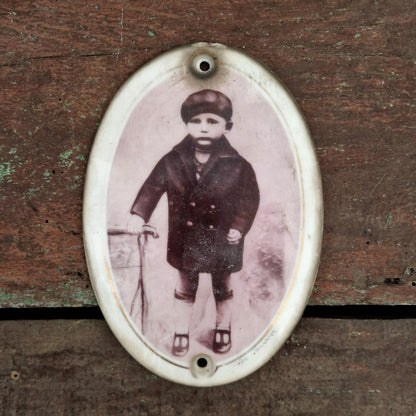 Ancien portrait d’enfant en pied sur porcelaine