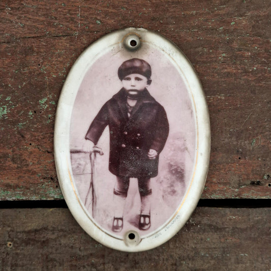 Ancien portrait d’enfant en pied sur porcelaine