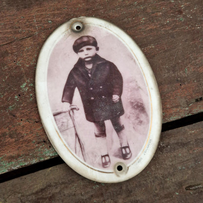 Ancien portrait d’enfant en pied sur porcelaine