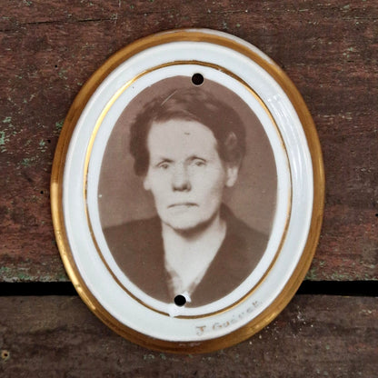 Ancienne photocéramique « La femme au regard droit »