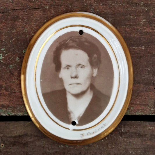 Antique photoceramic "The woman with a direct gaze"