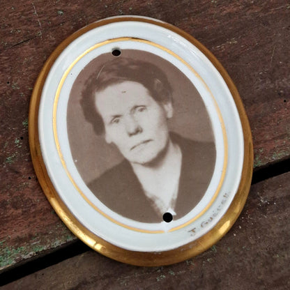 Ancienne photocéramique « La femme au regard droit »