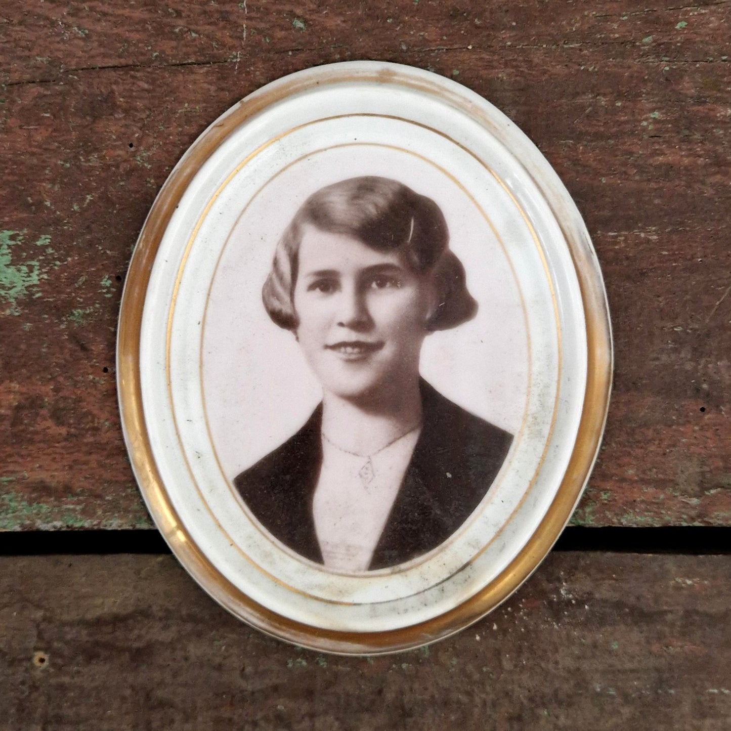 Portrait sur porcelaine « La jeune femme au pendentif »