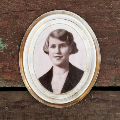 Portrait sur porcelaine « La jeune femme au pendentif »