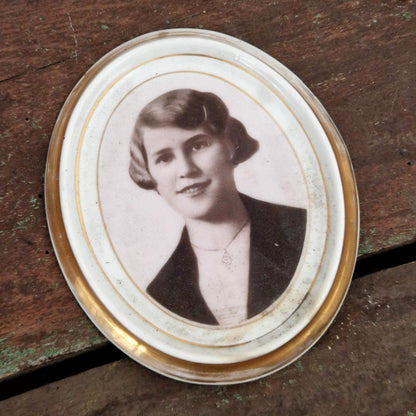 Portrait sur porcelaine « La jeune femme au pendentif »