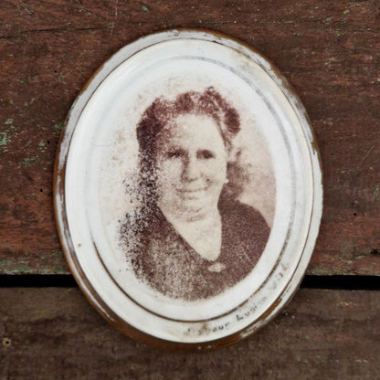 Ancienne photographie sur porcelaine « La dame effacée »