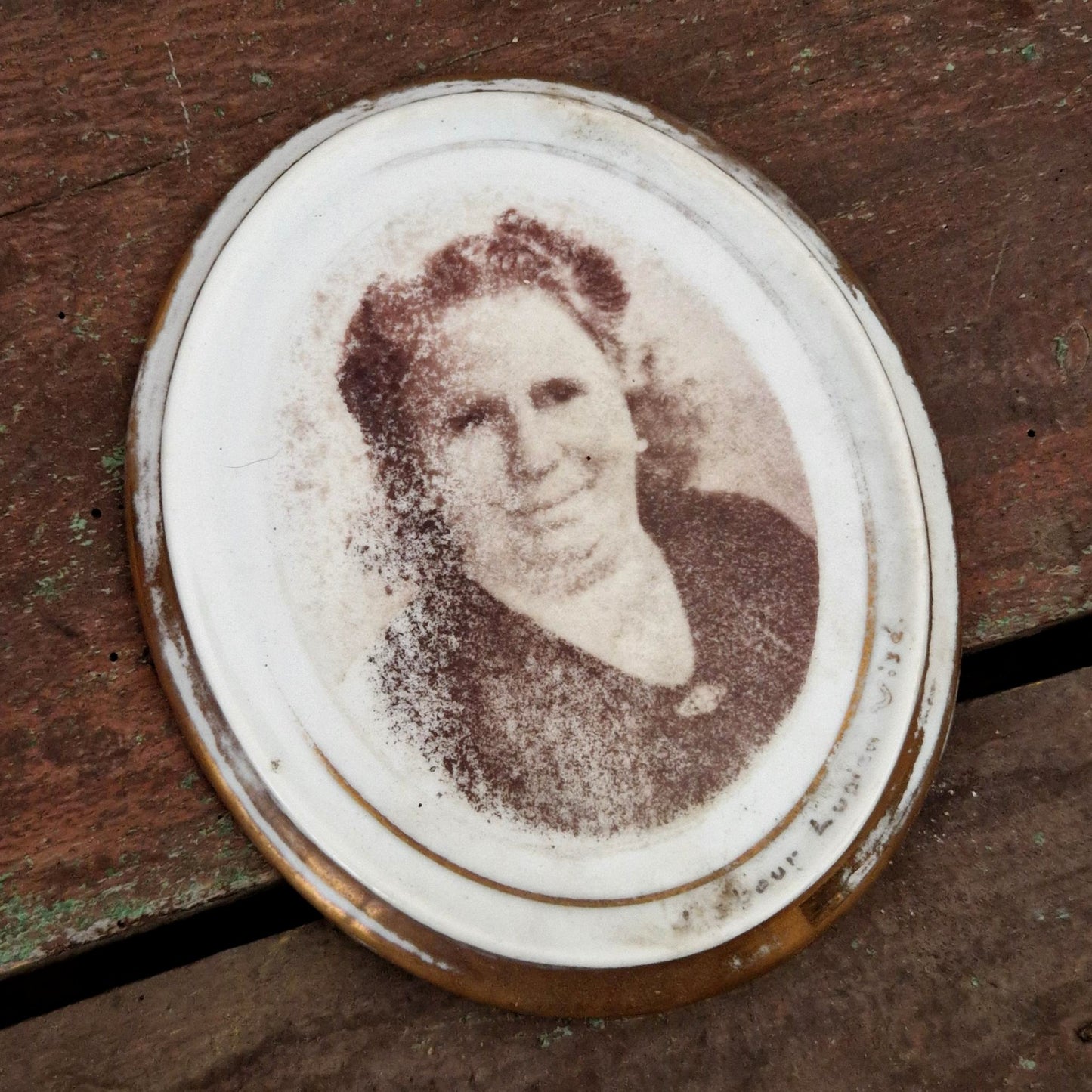 Ancienne photographie sur porcelaine « La dame effacée »
