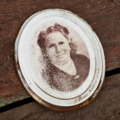 Ancienne photographie sur porcelaine « La dame effacée »
