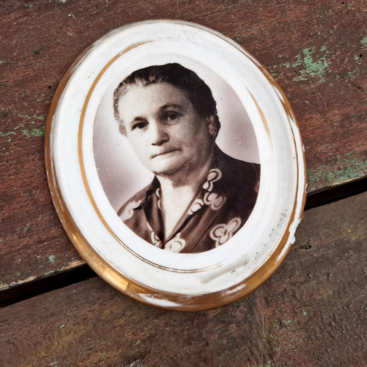 Ancien portrait funéraire sur porcelaine