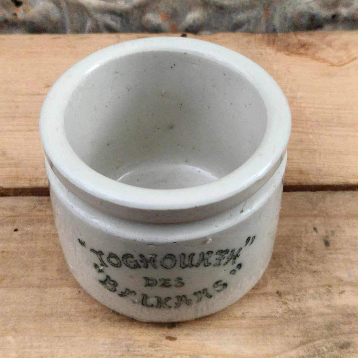 Vintage advertising pot "Yoghourts des Balkans"