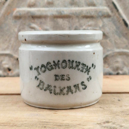 Vintage advertising pot "Yoghourts des Balkans"