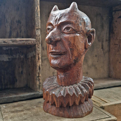Ancienne marotte à tête de diable en bois sculpté