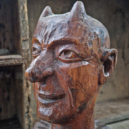 Ancienne marotte à tête de diable en bois sculpté