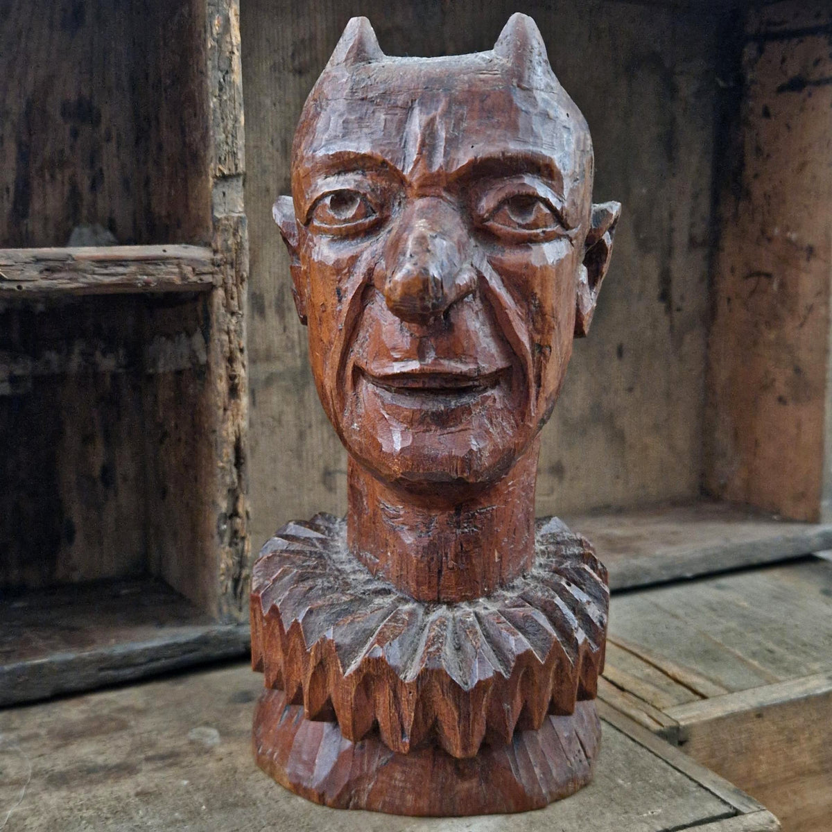 Ancienne marotte à tête de diable en bois sculpté