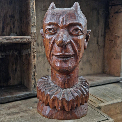 Ancienne marotte à tête de diable en bois sculpté