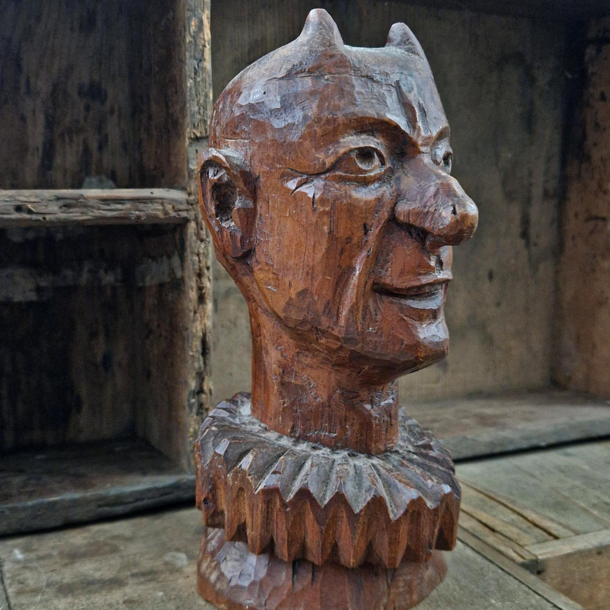 Ancienne marotte à tête de diable en bois sculpté