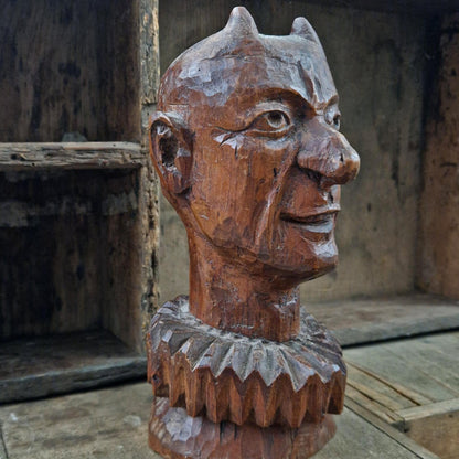 Ancienne marotte à tête de diable en bois sculpté