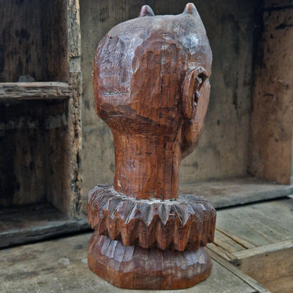 Ancienne marotte à tête de diable en bois sculpté