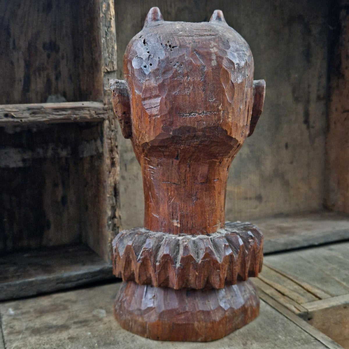 Ancienne marotte à tête de diable en bois sculpté