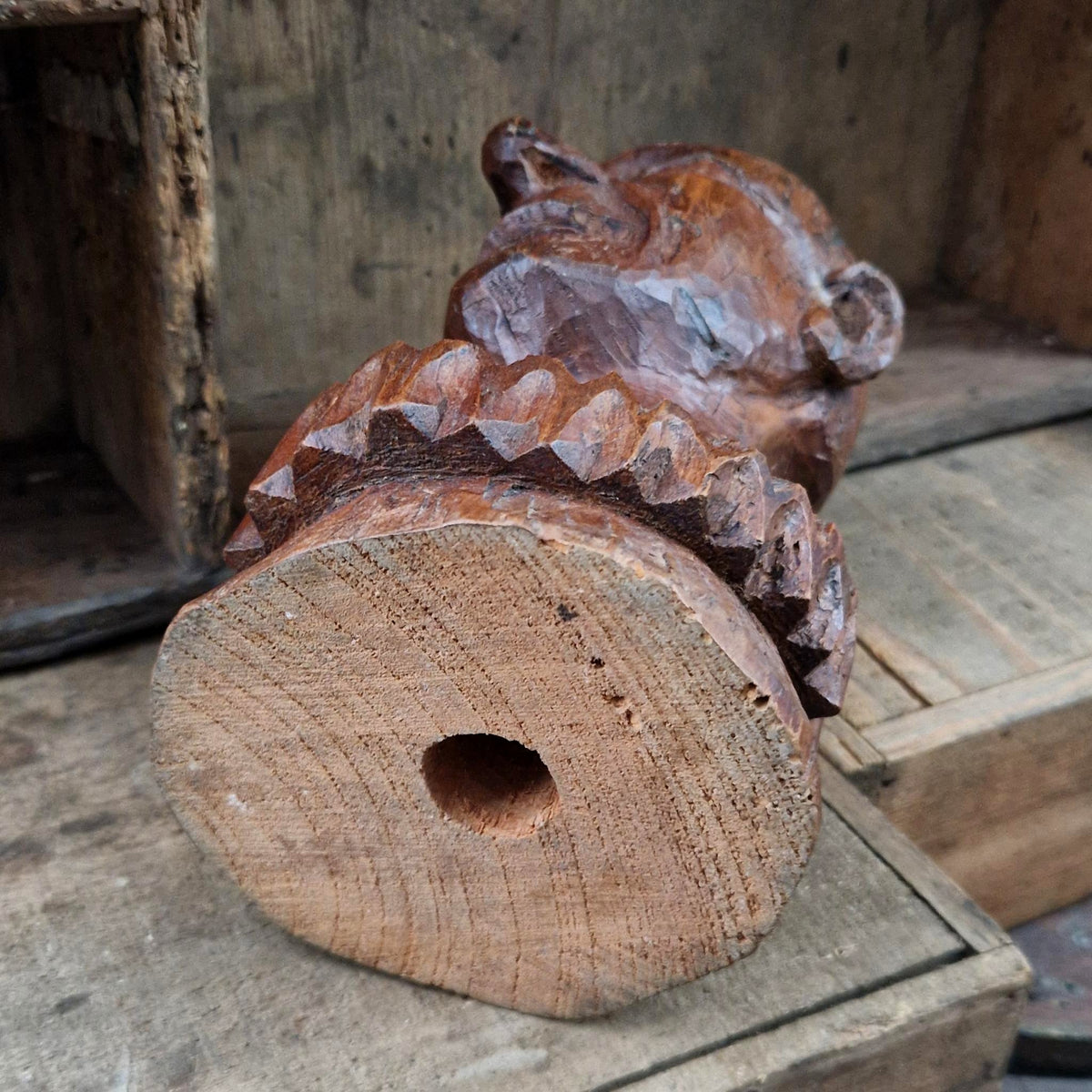 Ancienne marotte à tête de diable en bois sculpté